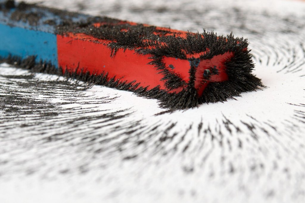 Metal_shavings_around_bar_magnet_(close-up)