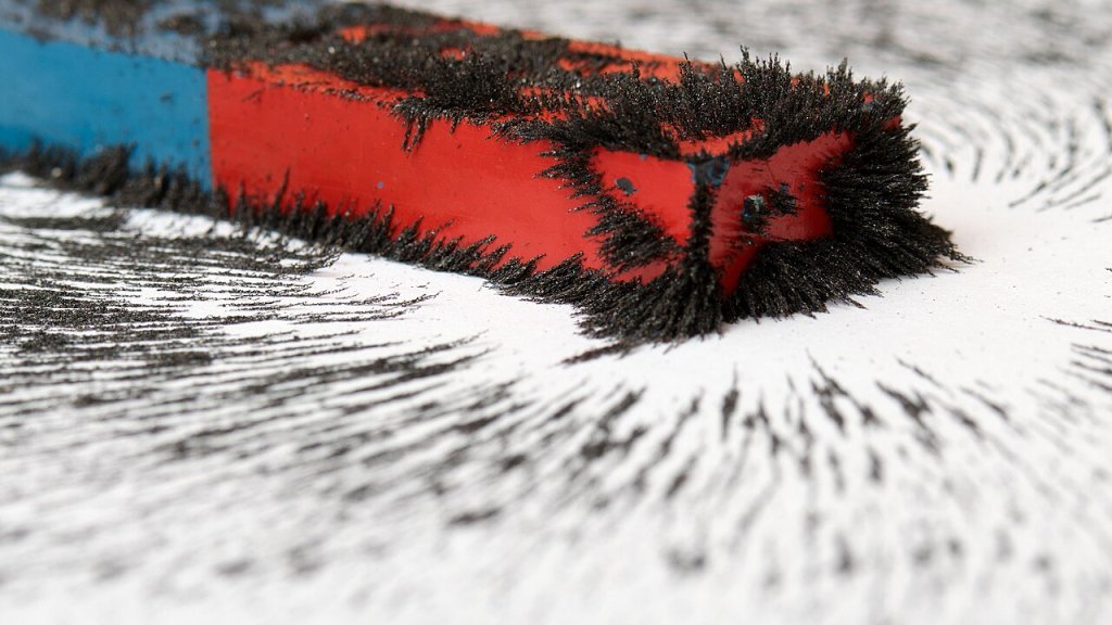 Metal_shavings_around_bar_magnet_(close-up)