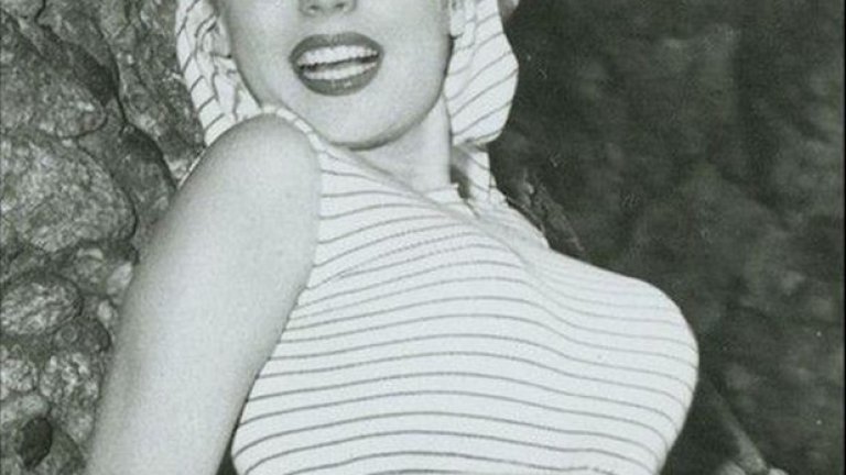 Освен тънка талия, тя е известна и с феноменалния си бюст