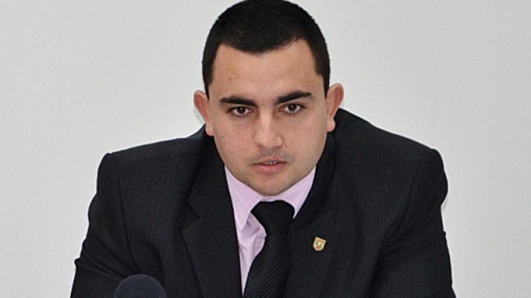 Депутатът от "Атака" Димитър Димов очевидно ползва интернет - и очевидно вярва на Бъзикилийкс