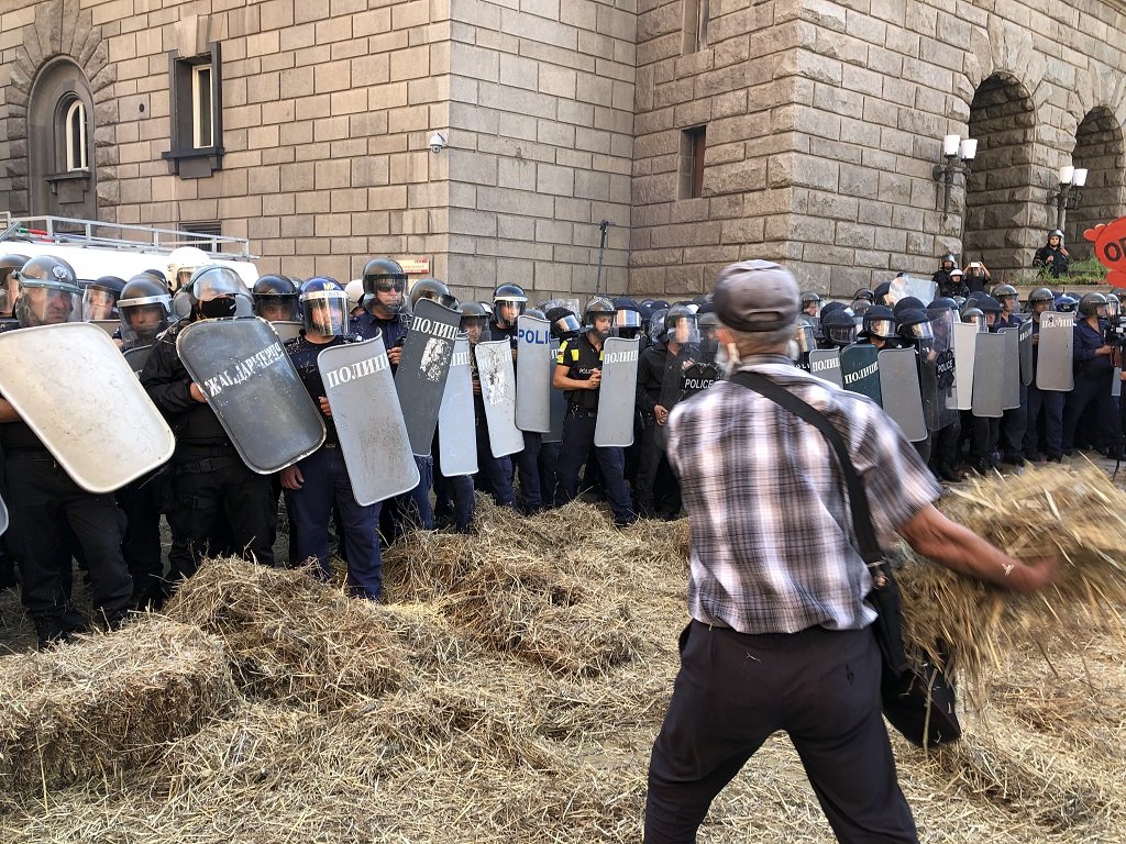 "Велико народно въстание": Напрежение на площaда и лют спрей срещу протестиращите