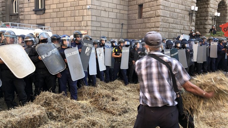 "Велико народно въстание": Напрежение на площaда и лют спрей срещу протестиращите