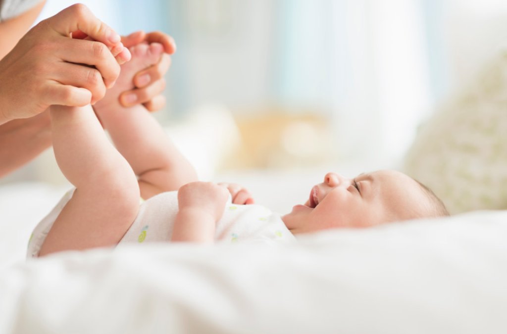 Много ми е смешно мама като ми сменя памперса