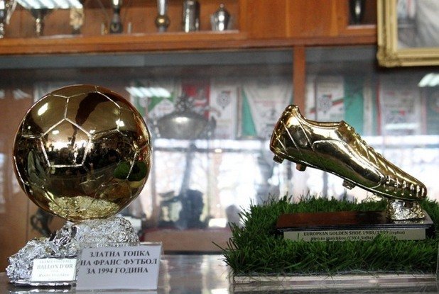 Музеят на ЦСКА е приютил "Златна топка" и "Златна обувка", спечелени от един  и същ човек - Христо Стоичков. Само още петима, и то все признати за велики, са правили този "златен дубъл" с индивидуални призове.