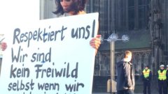 Швейцарската художничка Мило Моар протестира гола срещу сексуалните посегателства в Кьолн 
