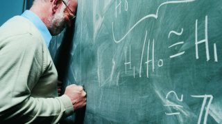 Ако така яростно въставахме и към системата, вместо към конкретни казуси, нямаше да стигаме до клас, който плюе по съученика си или учителка, която крещи по децата.