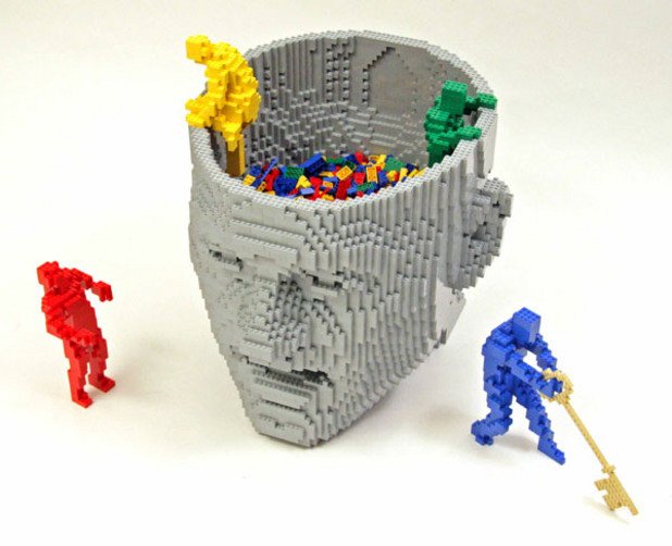 В своето студио Сауая има запас от над 4 милиона Лего части