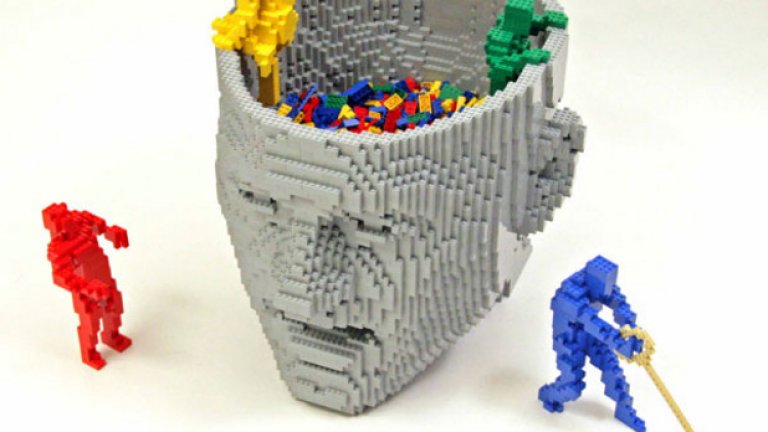 В своето студио Сауая има запас от над 4 милиона Лего части