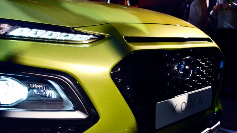 Новоразработеният 1.6 T-GDI четирицилиндров турбо бензинов двигател с показатели 177 к.с. и 265 Nm въртящ момент се справя лесно с градската среда и не се страхува от рисковете на извънградската среда. 100 km/h се развиват само за 7.7 секунди. KONA идва оборудван с новоразработените от Хюндай Мотор компактно задвижване на четирите колела и плавно превключващата седем-степенна трансмисия с двоен съединител