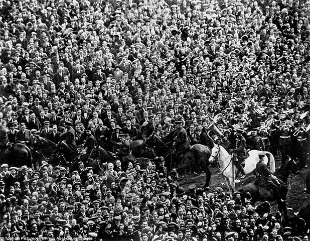 Финалът на Белия кон. Мачът за трофея на ФА през 1923 г. завинаги остава в историята. На този ден официалната статистика сочи 125 хиляди на "Уембли" за мача Болтън - Уест Хем. Но вестниците пишат за близо 300 000, опитали да влязат край терена. Полицаи на коне въдворяват ред, а снимката с белия кон е историческа.