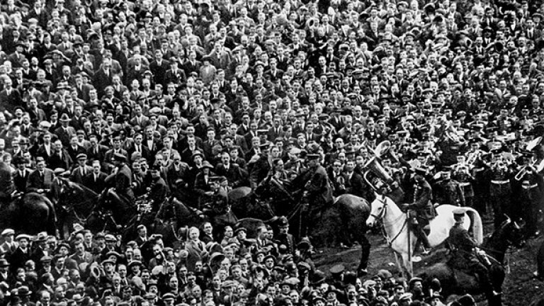 Финалът на Белия кон. Мачът за трофея на ФА през 1923 г. завинаги остава в историята. На този ден официалната статистика сочи 125 хиляди на "Уембли" за мача Болтън - Уест Хем. Но вестниците пишат за близо 300 000, опитали да влязат край терена. Полицаи на коне въдворяват ред, а снимката с белия кон е историческа.