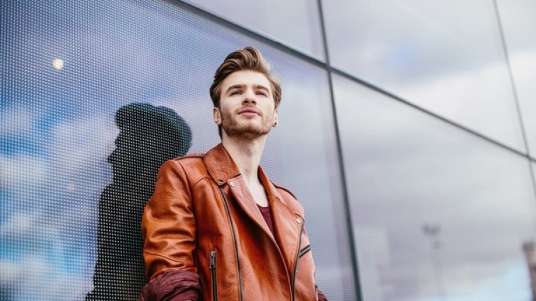 Латвия - Justs

21-годишният Justs започва кариерата си като уличен музикант в Рига. Сега младият певец спечели националните квалификации с песента  "Heartbeat, "
създадена от миналогодишния представител на страната в "Евровизия" - Амината. 