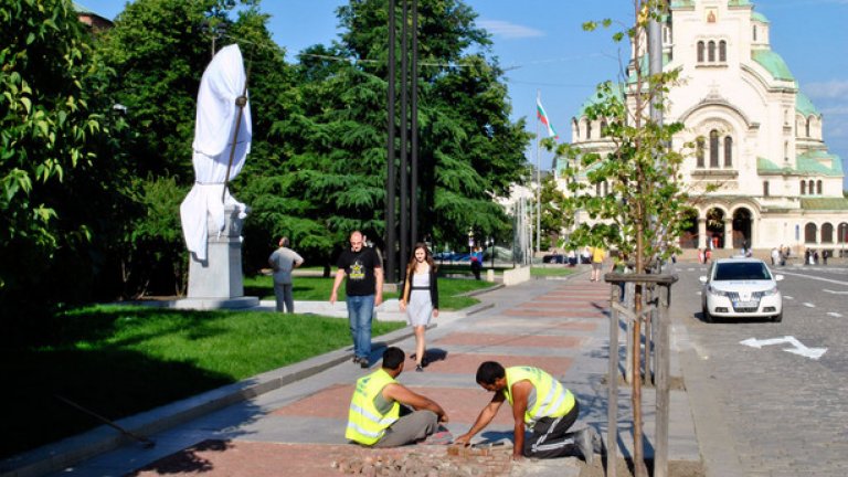 В деня преди откриването му, работници оправяха тротоарът пред него, а паркила маршрутка пазеше да не се случи нещо с него
