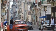 Странни неща се случват в американското посолство в Куба. Някои от дипломатите започват да се оплакват от проблеми със слуха, дотам, че са принудени да се върнат в САЩ, за да се лекуват. 