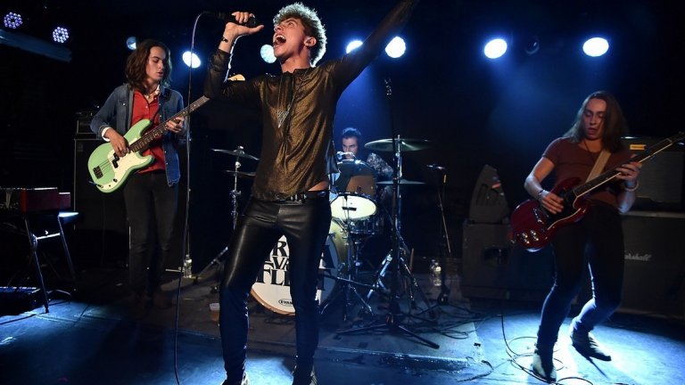 2. Greta Van Fleet
...или "новите Led Zeppelin". Преди да отвърнете разгневено поглед поясняваме, че сравнението не е наше и се споделя дори от Робърт Плант. То е по-скоро признание за това откъде Greta Van Fleet са черпили вдъхновение. Бандата комбинира hard rock и blues rock, а  възходът им започна през март 2017-а, когато подписаха сделка с Lava Records. Последваха две EP-та издадени за по-малко от година и един хитов дебютен сингъл - "Highway Tune". Трябва да се отбележи, че на 8 март 2018-а бяха поканени лично от Елтън Джон, за да свирят на неговото парти по случай наградите "Оскар", което показва, че бързо събират погледи в музикалните среди.
Какво да чуете: "Highway Tune", "Safari Song"