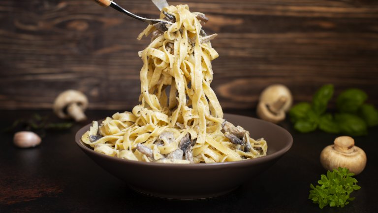 Фетучини с гъбиФетучините много се обичат с гъбите, а от последните има изобилие през есента. Желателно е за тази рецепта да се сдобиете с поне два вида гъби, например печурки и кладница, които да запържите в тигана с чесън и една малка глава лук. След това прибавяте към гъбите 150 милилитра течна сметана и оставяте да покъкри за 5-7 минути.
Накрая пускате в тигана и предварително сварените и оцедени фетучини и разбърквате добре. Пастата ще стане още по-ароматна и неустоима, ако използвате и малко изсушена манатарка в соса.