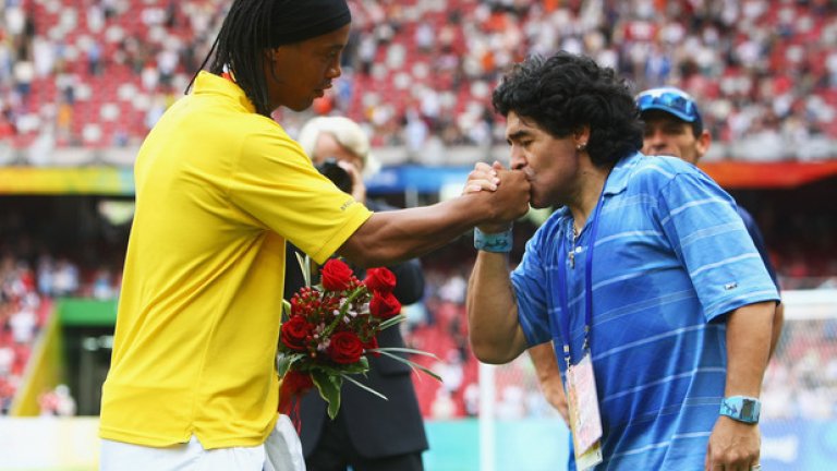 Признание за маестрото от най-големия - Марадона му целува ръка, след като бразилците остават трети на олимпиадата в Пекин през 2008 г.