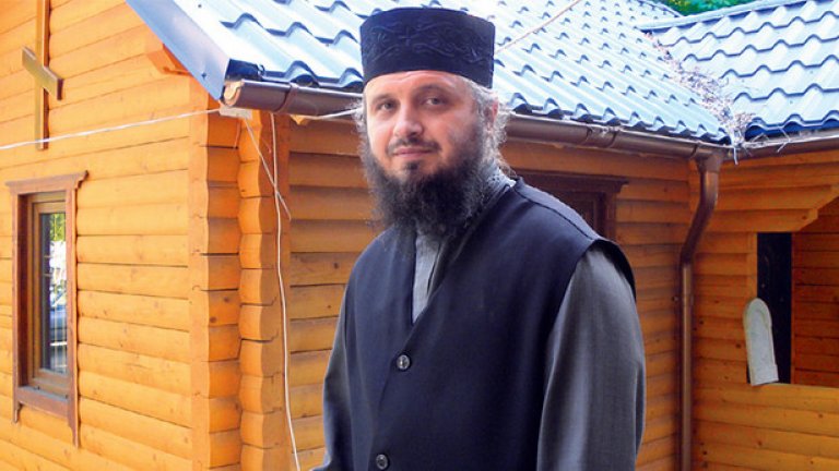 Андрей Кирлик. Той е последен в списъка, но може би първи по отдаденост. Украинецът в никакъв случай не е футболна звезда, макар че от 1991 до 2008 г. записва 331 професионални мача в местното първенство. За разлика от повечето си колеги, които стават треньори, ръководители или бизнесмени, Кирлик избра пътя на свещеника. През 2008 г. той постъпи в Духовната академия в Одеса.