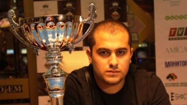21-годишният Фахредин Мустафов позира с купата на победител от покер турнира в рамките на ФМС 1 през април