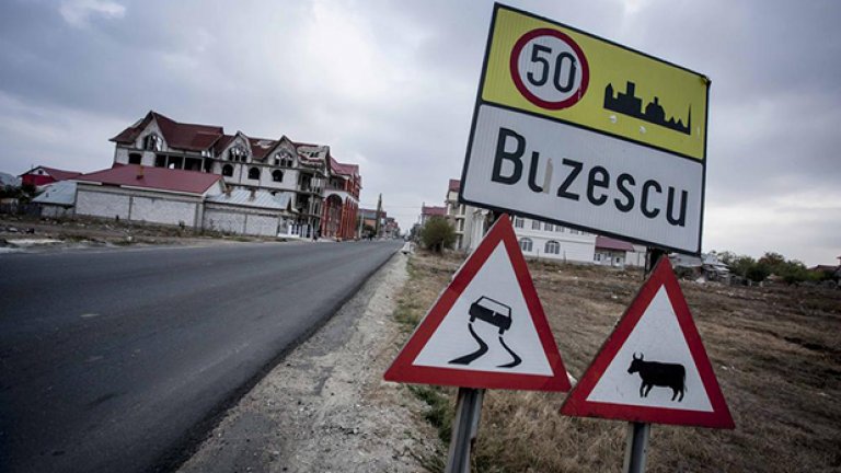 Целият този кич е заобиколен от ниви.