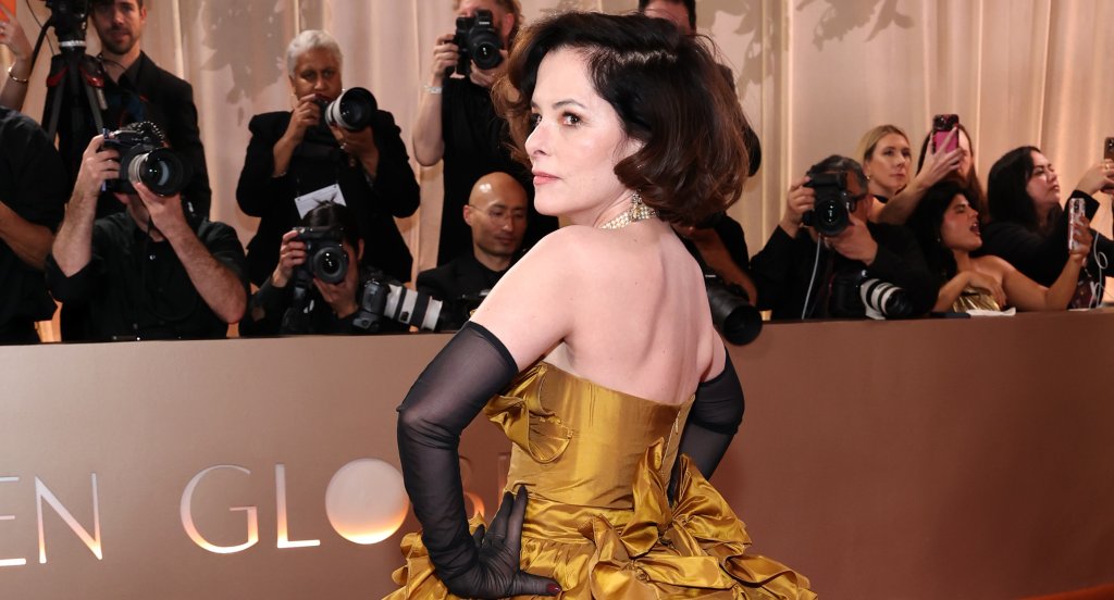 Паркър Поузи от "Белият лотос" позира във викторианска визия с копринена рокля на  Rodarte Gold.