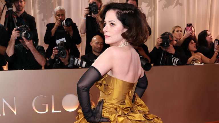 Паркър Поузи от "Белият лотос" позира във викторианска визия с копринена рокля на  Rodarte Gold.