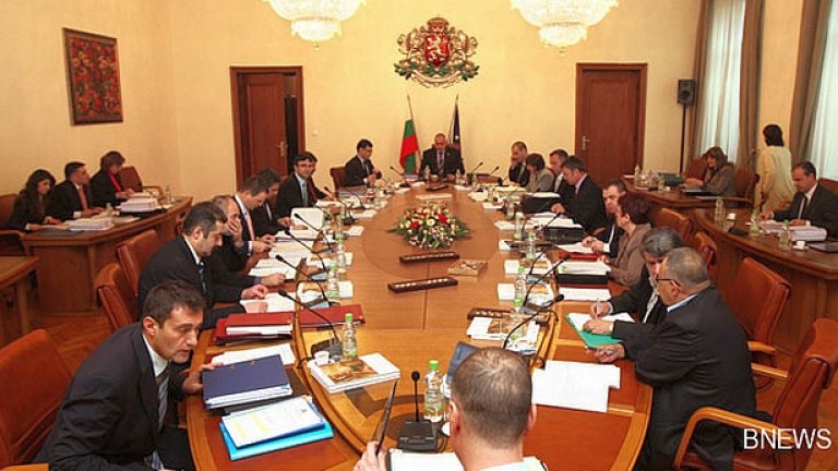 Тристранната комисия на социалните партньори решава откъде да отреже живо месо