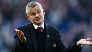 Все повече фенове на Юнайтед се обръщат срещу Солскяер и осъзнават, че той няма възможностите да извлече най-доброто от качествения състав, с който разполага. Шефовете обаче имат други приоритети и други планове, които не включват смяната на мениджъра