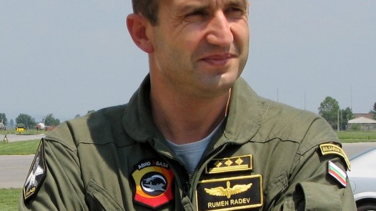 Пречките пред гласуването на кандидатурата за президент на генерал Румен Радев стават с една по-малко, след като той беше освободен от военна служба и като командир на Военновъздушните сили