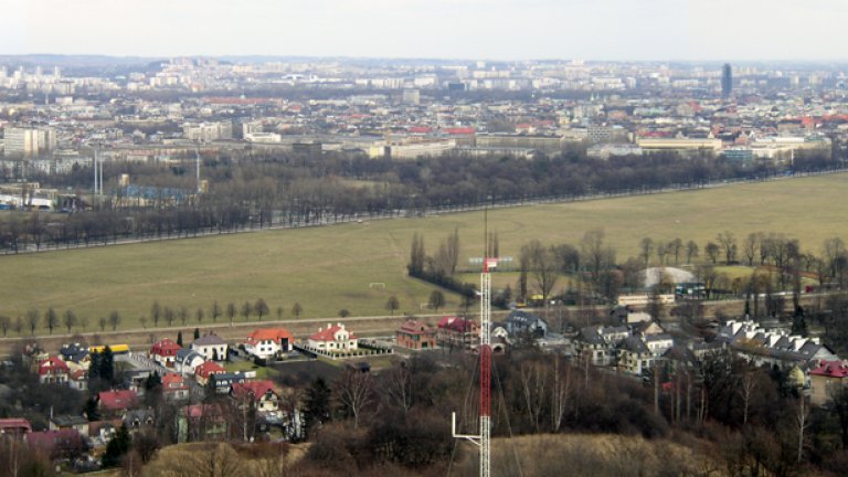 Парк "Блоня" в Краков, който разделя стадионите на Висла и Краковия. Арена на стотици кръвопролитни сблъсъци между хулиганите на двата отбора