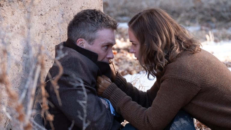 "Съжалявам за скулата ти, Килиън. Горкичкият Килиън...", извинява се Емили Блънт