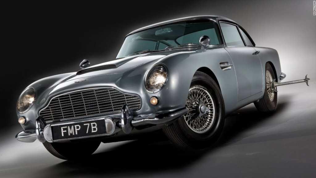 Aston Martin DB5 - Goldfinger, 1964. Тази кола е снабдена с вътрешни оръжия и всякакви други джаджи. Възкръсва в Skyfall и след това е продадена за 4.6 милиона долара през 2010