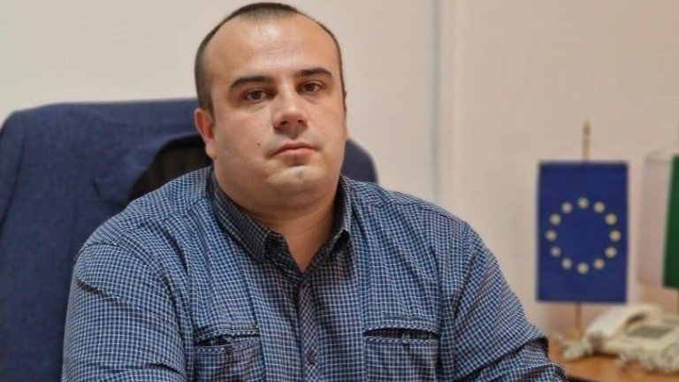 Емил Ненков се задържа 10 месеца на поста си