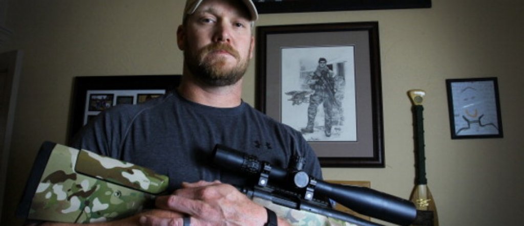 Покойният Крис Кайл се превърна в емблема на "тюлените". Оказва се обаче, че славният офицер е излъгал за броя на военните си отличия в книгата "Американски снайперист".