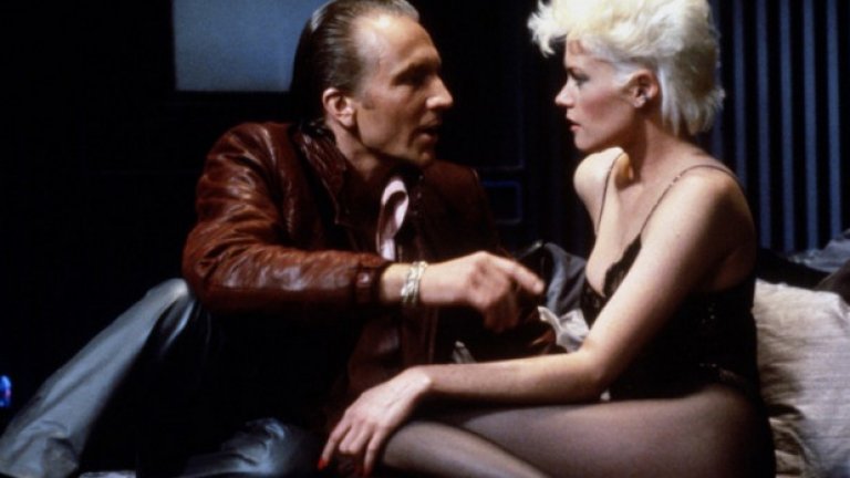 "Body Double" (1984)
Режисьор: Браян Де Палма
Участват: Крейг Уасън, Мелани Грифит
Класически еротичен филм на големия Браян Де Палма, който обаче не намира място в популярните филмографии на режисьора. Сценарият се върти около нормален мъж, който обаче се превръща в истински воайор, докато си седи в къщи и скоро потъва в подземния свят на секса и порнографията