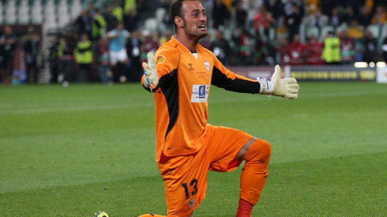 Бето.
Португалецът спаси две дузпи срещу Бенфика и поднесе трофея от Лига Европа във витрината на Севиля през 2014 г.