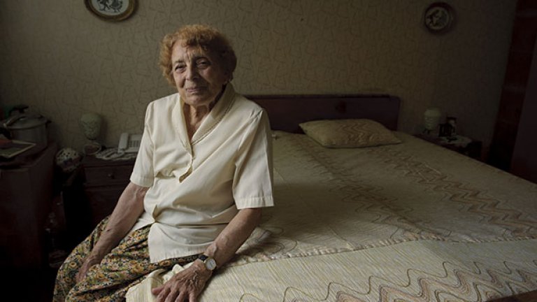 "Не съм излизала от този апартамент вече година и половина. Не мога. Синовете ми са далече, извън България. Въпреки това, не оставам никога сама. Имам прекрасни съседи. Помагат ми, идват на гости. Всеки ден се разхождам на терасата, по няколко пъти" - Юлка.