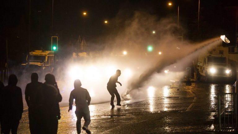 Нощ на насилие и водни оръдия в ирландската столица Белфаст