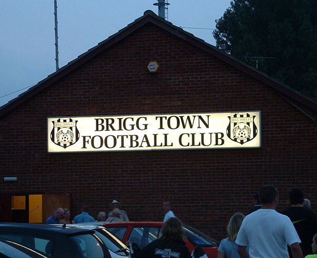8. Бриг Таун - Brigg Town F.C. (1864)

Този малък клуб от град Бриг е създаден през 1864. Сега 

играе в Northern Premier League Division One South, 

което е осмото ниво на Острова.