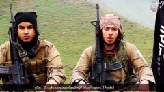 Видеото с продължителност 02:30 минути показва двама младежи, седнали до знамето на "Ислямска държава"