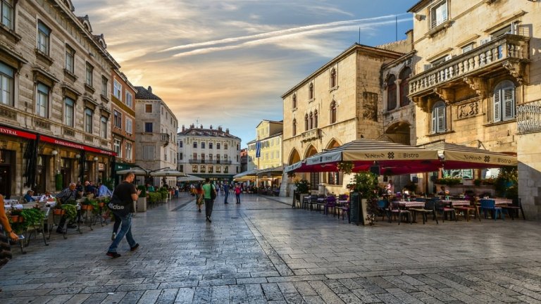 8. Агорафобия
Агорафобията е страх, който човек изпитва при преминаване през открити пространства. Това може да доведе дори до пристъпи на паника. Тази фобия се характеризира със страха на човек, че няма бърз изход от евентуална кризисна ситуация. Така излизането от дома, преминаването през обществени места или тълпи може да доведе до неприятна реакция в страдащия. Този страх може да се развие и в по-късен етап от живота на човек, включително след 30-те му години.