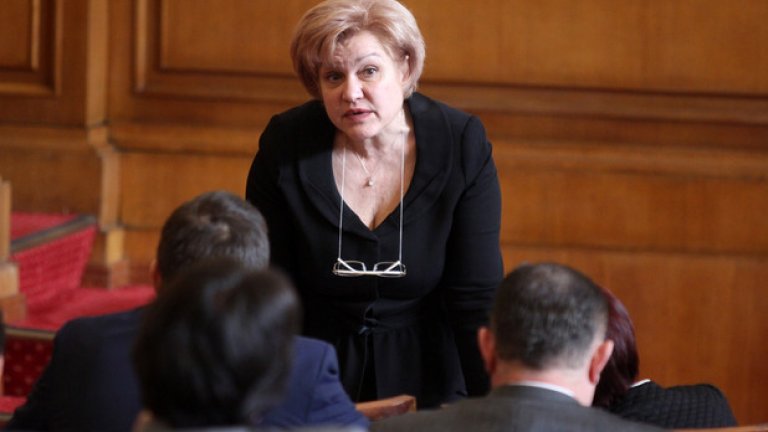 Менда Стоянова предлага общините и държавата да предоставят безплатни офиси на партиите