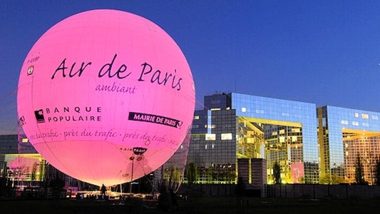 На височина 150 метра над Parc Andre Citroen, в 15-ти район на Париж се намира Air de Paris - гигантски балон с хелий, информиращ парижани доколко добро е качеството на въздуха