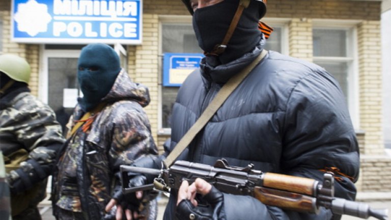 Маскирани военни по улиците на Луганск по време на сраженията през 2014 г. 