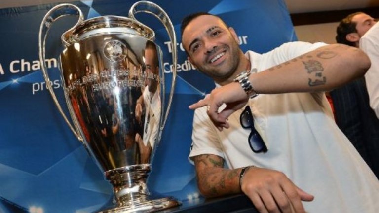 Фабрицио Миколи - вечно усмихнатият нападател, който вкарваше редовно в Серия А, днес е острие и капитан на малтийския Биркиркара. Виняха го и във връзки с мафията, и в уреждане на мачове... Но ако бе направил чак такива пари, едва ли би играл на 36 в Малта...