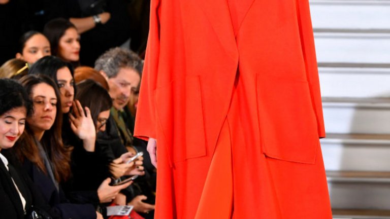 Според Pantone той излъчва увереност и целенасоченост, като напомня за вечната тенденция – класическото червено. И сякаш говори: "Вижте ме, аз съм тук!" 
Тоалет от колекцията висша мода на Рабих Кайруз, представена през януари 2020 г.