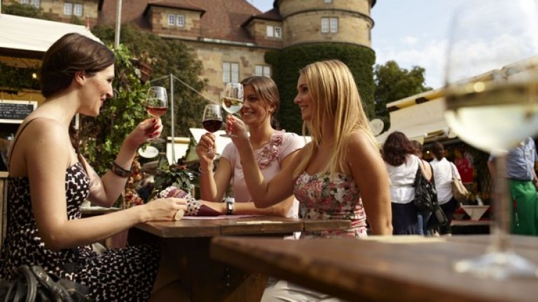 Stuttgarter Weindorf e сред най-големите винени фестивали в Европа. Както се досещате, той ще се проведе в Щутгарт, където 28 ресторанта с градини ще предложат повече от 500 вида вино. Към тях естествено има претцели, шоколад и много други мезета и основни ястия. Фестивалът ще бъде цели 10 дни - между 26 август и 6 септември, 2015