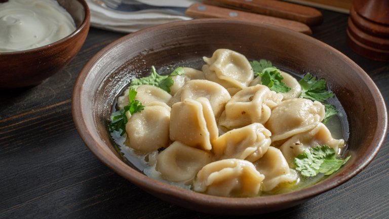 ПелмениСгрейте душата си с купа топли пелмени. Направете тесто от едно яйце, три четвърти чаша топла вода, три чаши брашно, лъжица сол и лъжица олио. Използвайте още малко брашно, за да омесите меко и еластично, лесно за работа тесто, и го оставете малко да си почине. През това време в голяма купа смесете 500 грама кайма с накълцана глава лук, сол, пипер и магданоз. 
Разточете тестото на много тънко и изрежете от него кръгчета с помощта на чаша. Във всяко кръгче поставете лъжица от плънката и завийте на полумесец. Замразете пелмените за 30 минути, за да не залепнат при варене. Варете в тенджера с вряща вода за около 5 минути. Пелмените се сервират с малко от бульона от варене и/или с лъжица заквасена сметана.