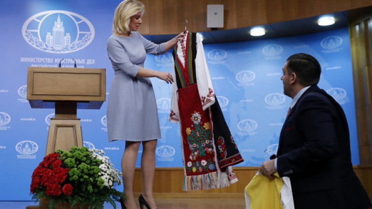 За подарък Мария Захарова е получила и кошница цветя с българския флаг