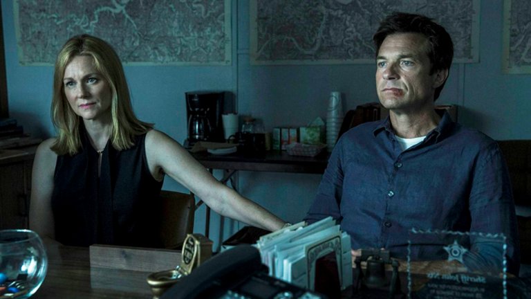 Озарк / Ozark
IMDb рейтинг: 8,4
Мрачният драматичен сериал на Netflix разказва за семейство от Чикаго, принудено да се премести в градче в Мисури след провал на схема за пране на пари. Джейсън Бейтман играе комбинативен финансист, който успява да се спаси от сигурна смърт с обещание да осигури огромна печалба на мексикански наркобос, без обаче да обмисли схемата докрай.